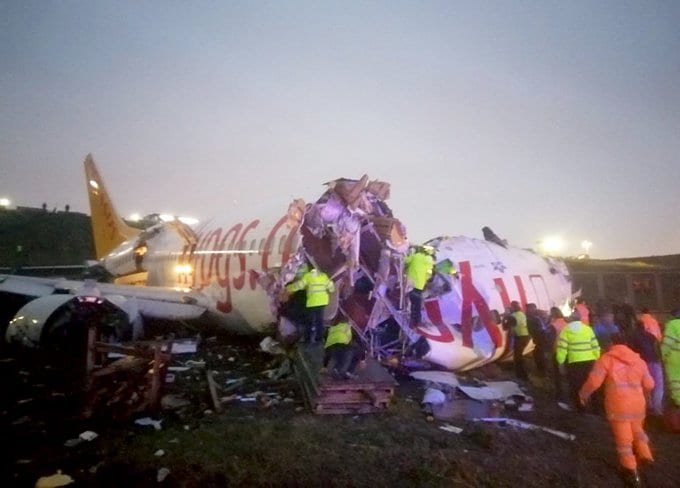 breaking-pegasus-737-breaks-apart-on-landing-at-istanbul