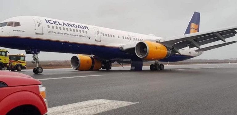 icelandair-boeing-757-200-suffers-main-landing-gear-collapse