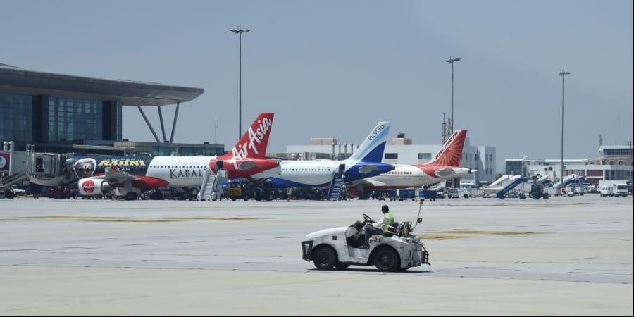 airlines-in-india-defer-staff-salaries