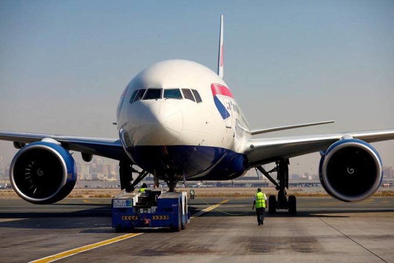 777 Windshield Cracked By Ice Falling from Another Plane!