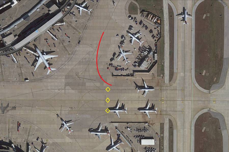 American Airlines 737 Hit Lamppost At DFW!