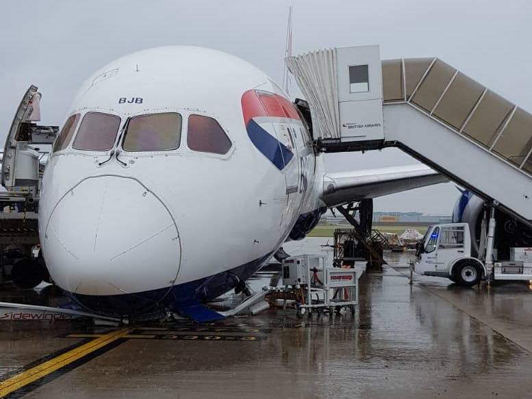 INCIDENT: British Airways 787 Gear Collapse At Heathrow