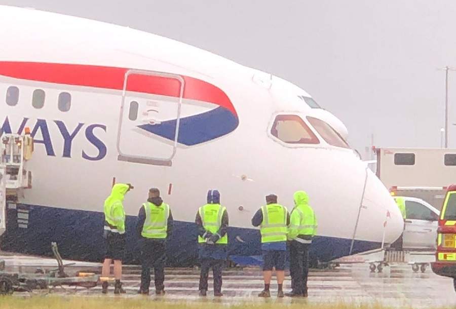 INCIDENT: British Airways 787 Gear Collapse At Heathrow