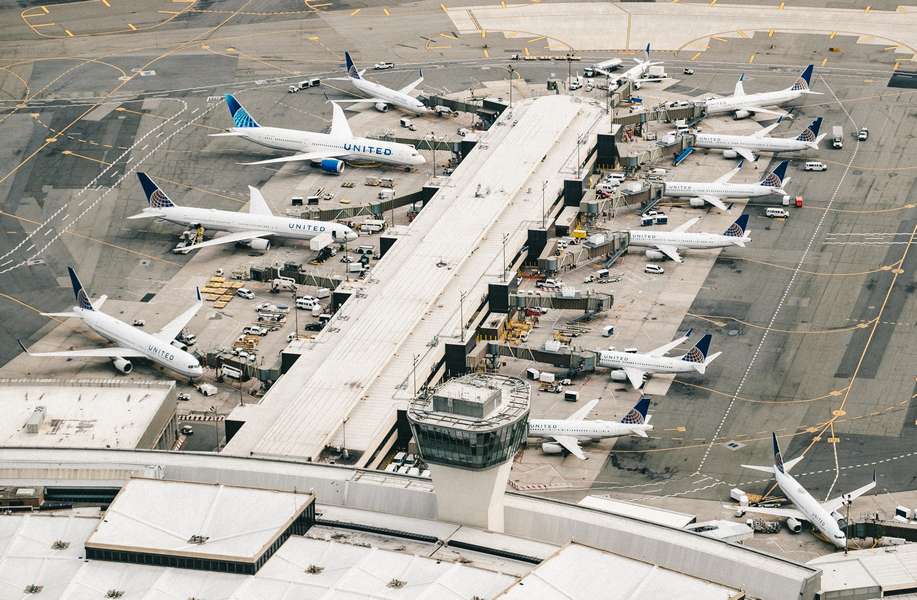 INCIDENT: 787-10 Hits Taxiway Lights In Newark!