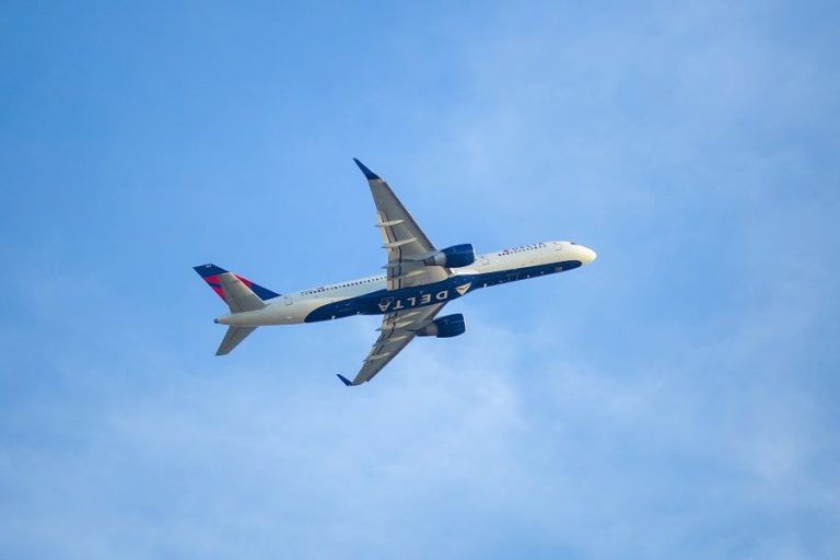 INCIDENT: Delta 757 Smoke In Passenger Cabin