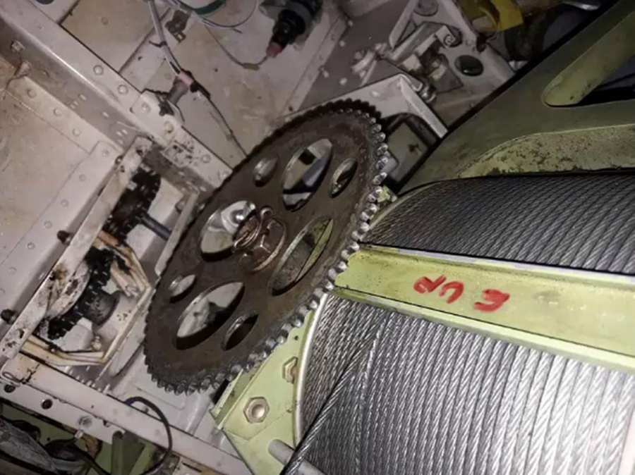 INCIDENT: ASL Airlines 737-400 Has No Way To Trim!