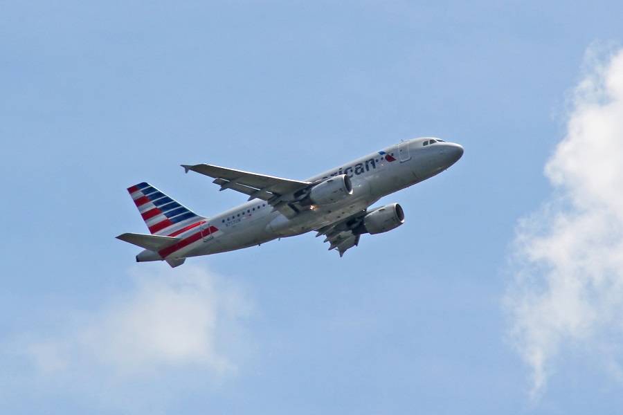 American Airlines A319 Nearly Lands On Closed Runway!
