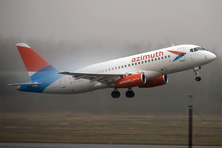 INCIDENT: Sukhoi Superjet Extends Gear By Mistake!