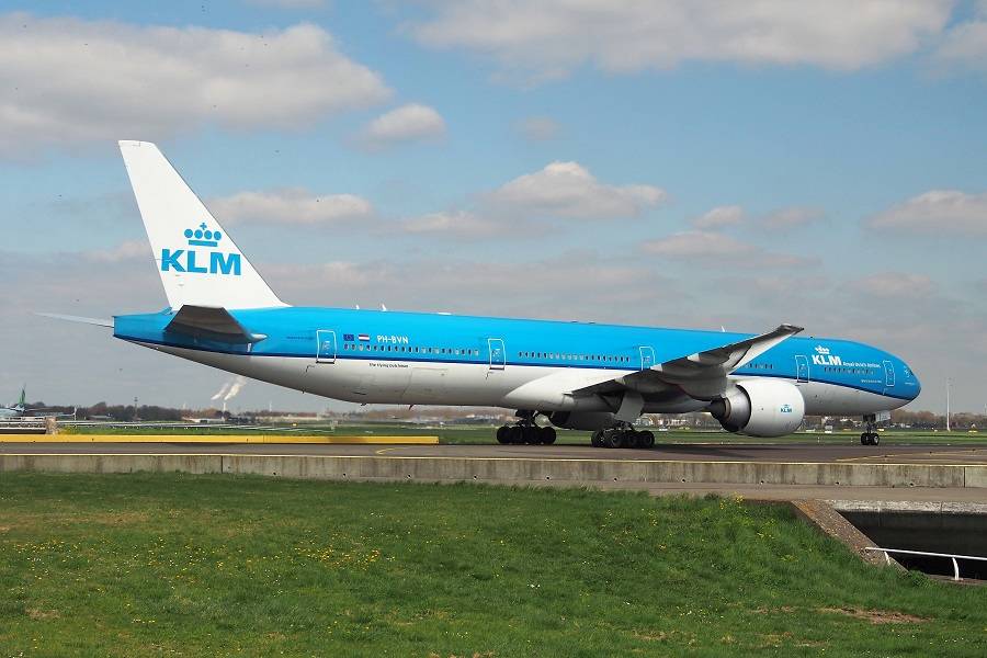 INCIDENT: KLM 777 Loses A Gear Door On Takeoff!