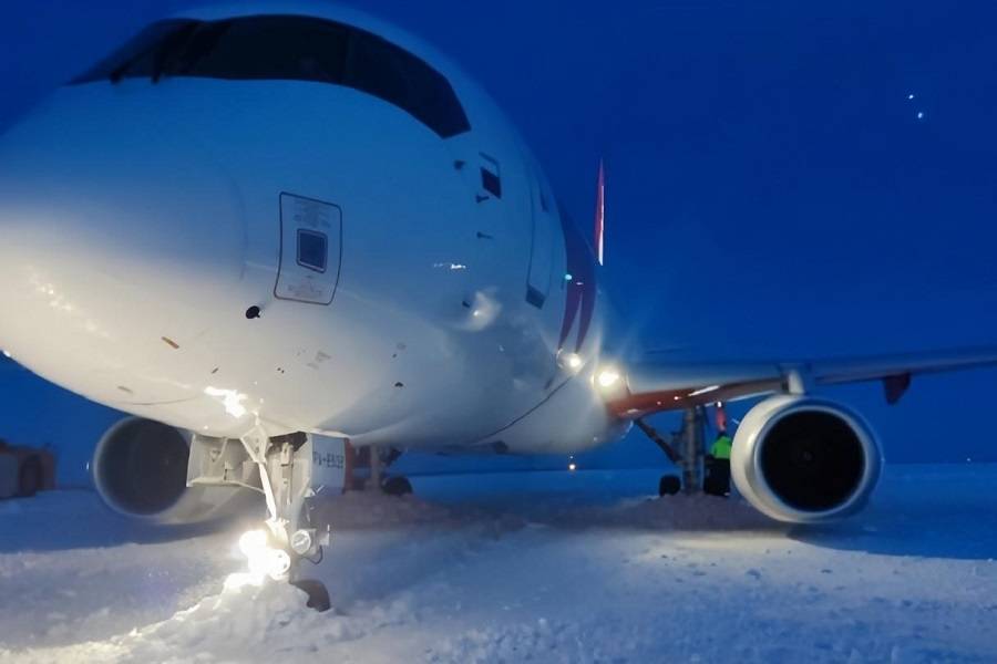 INCIDENT: Red Wings SSJ100 Runway Excursion