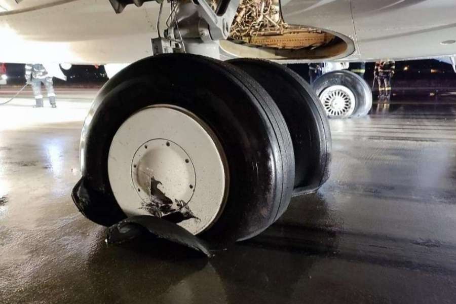 INCIDENT: 737 Blows All Main Tyres On Touch Down?