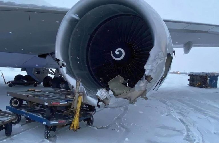 INCIDENT: 747 Freighter Hits Baggage Carts In Chicago!
