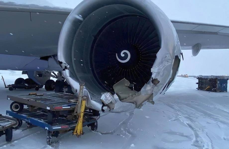 INCIDENT: 747 Freighter Hits Baggage Carts In Chicago!