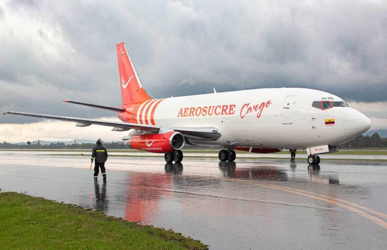 INCIDENT: 737 Skims Rooftops After Engine Failure!