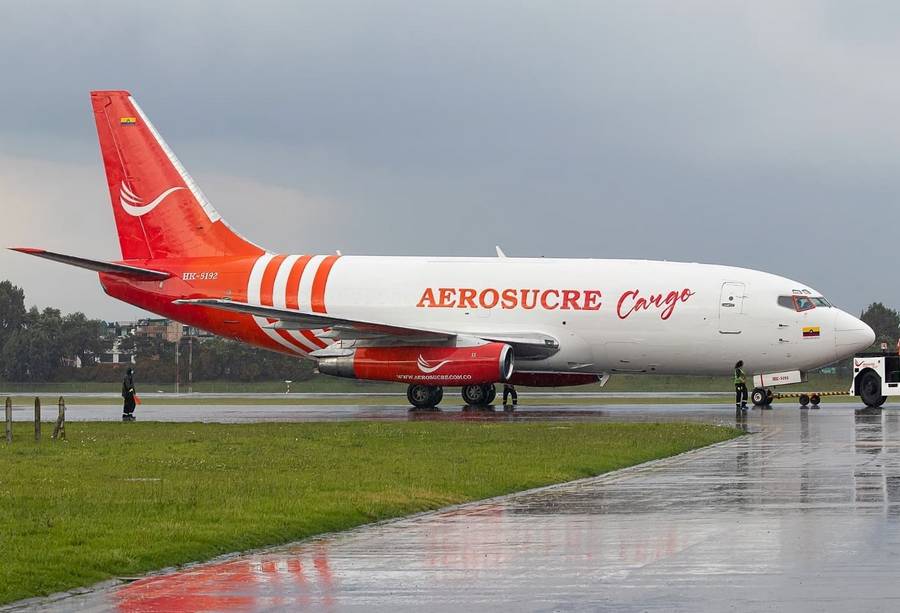 INCIDENT: 737 Skims Rooftops After Engine Failure!