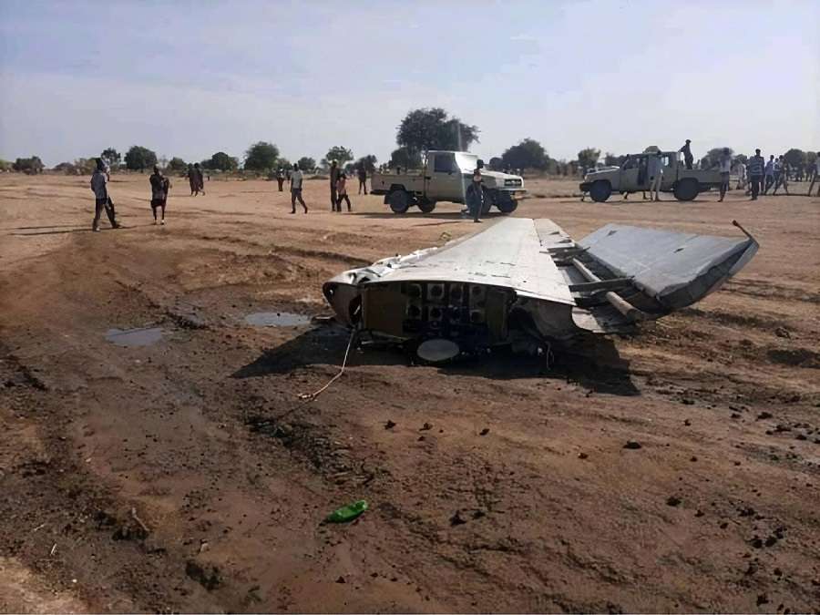 ACCIDENT: Antonov An-26 Loses Wing During Landing!