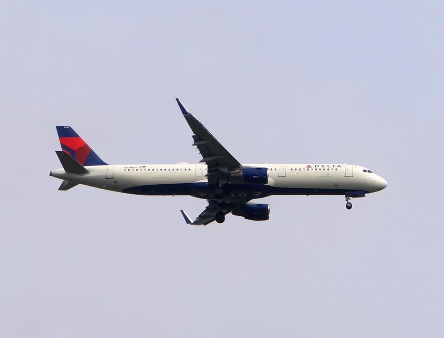 INCIDENT: Delta A321 Has Runway Excursion In Atlanta