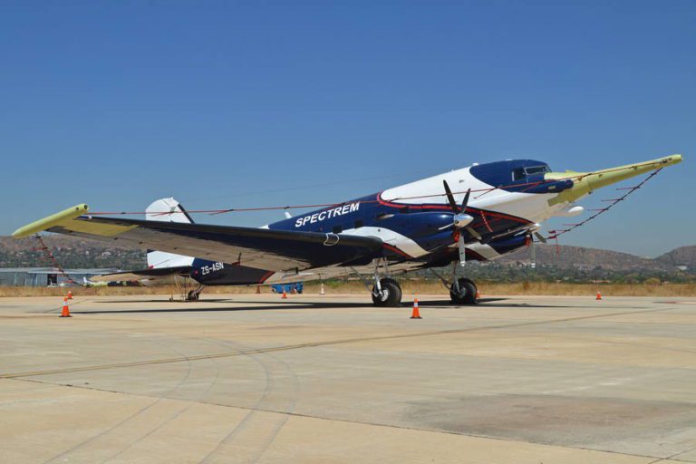 737 Continues Approach Despite TCAS RA, Near DC-3!