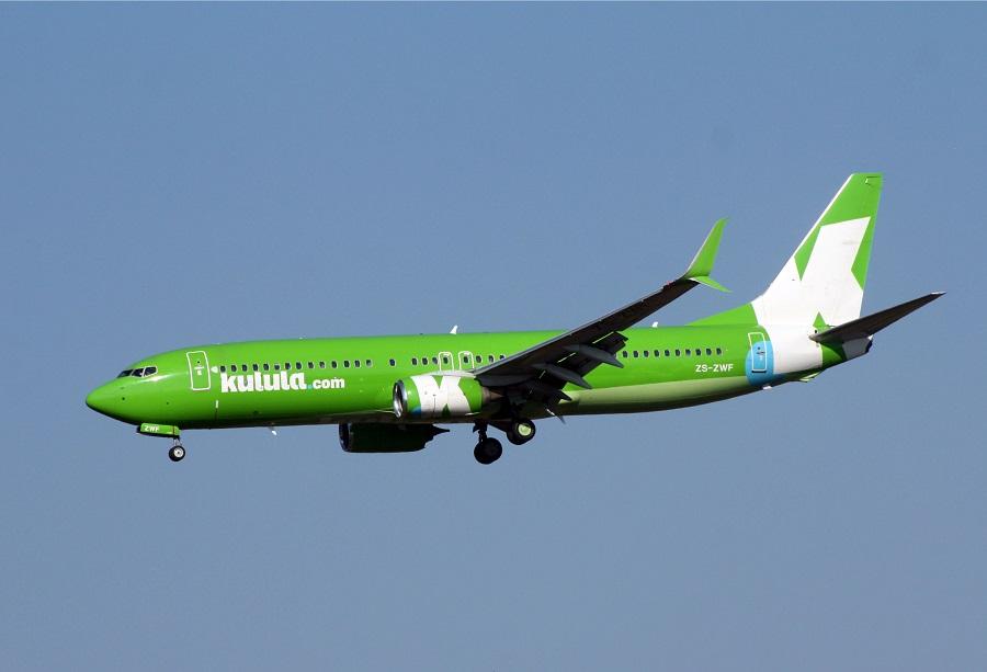 737 Continues Approach Despite TCAS RA, Near DC-3!