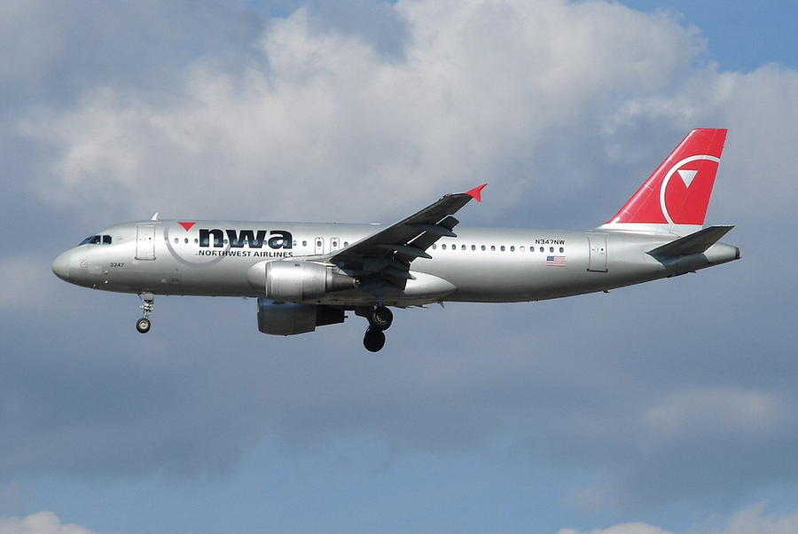 INCIDENT: Delta A320 Loses A Panel In Flight!