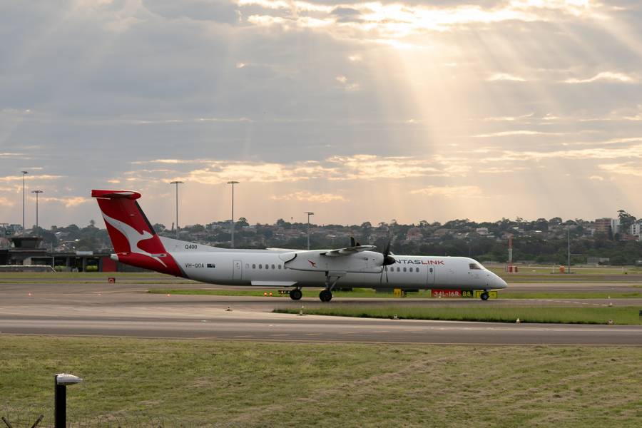 INCIDENT: Q400 Crew Forgets To Retract Landing Gear?