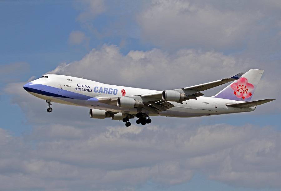 INCIDENT: 747 Autoland Runway Excursion In Chicago!