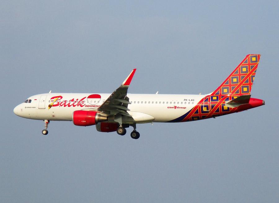 INCIDENT: Collapsed Runway “Traps” Taxiing Aircraft!