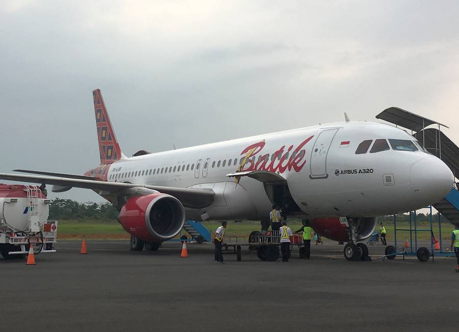 INCIDENT: Collapsed Runway “Traps” Taxiing Aircraft!