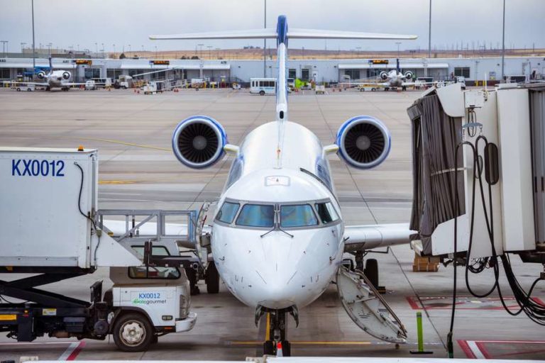 INCIDENT: United Express Flight Has Runway Excursion
