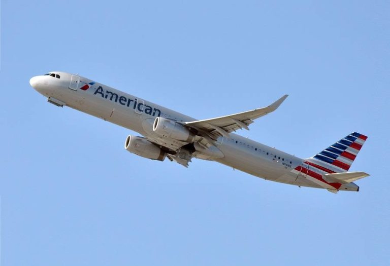 American Airlines A321 Wingtip Hits Runway Sign