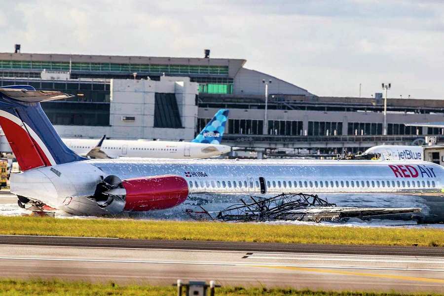 ACCIDENT: MD-82 Gear Collapse And Fire In Miami!