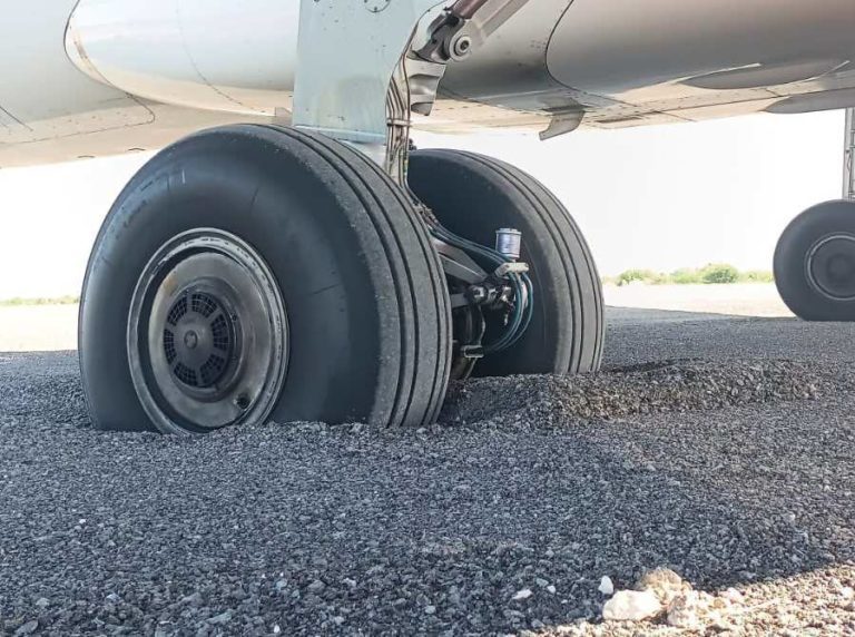 INCIDENT: Viva AeroBus A320neo Sinks Into Asphalt!
