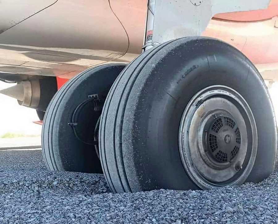 INCIDENT: Viva AeroBus A320neo Sinks Into Asphalt!