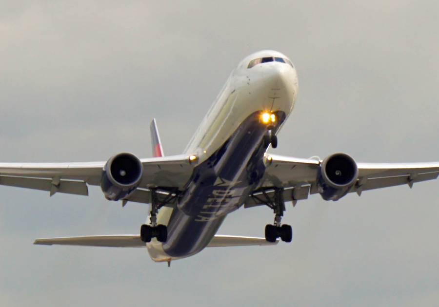 Delta 767 Flooding Lavatories Disrupt Autopilots?