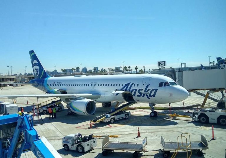 Alaska Airlines A320 Delayed Due To Pilot Quarrel!