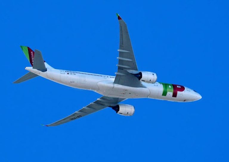 INCIDENT: A330neo Take-Off Blows Dust At Runway End!