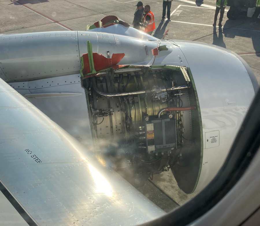INCIDENT: Alaska 737 Loses Cowling Doors!