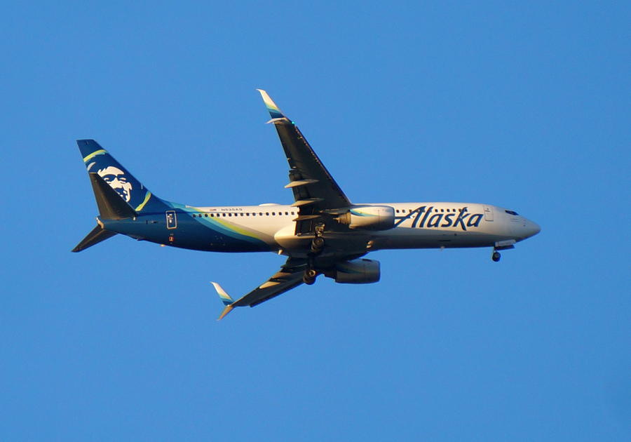 ACCIDENT: Alaska 737 Cabin Crew Incapacitated