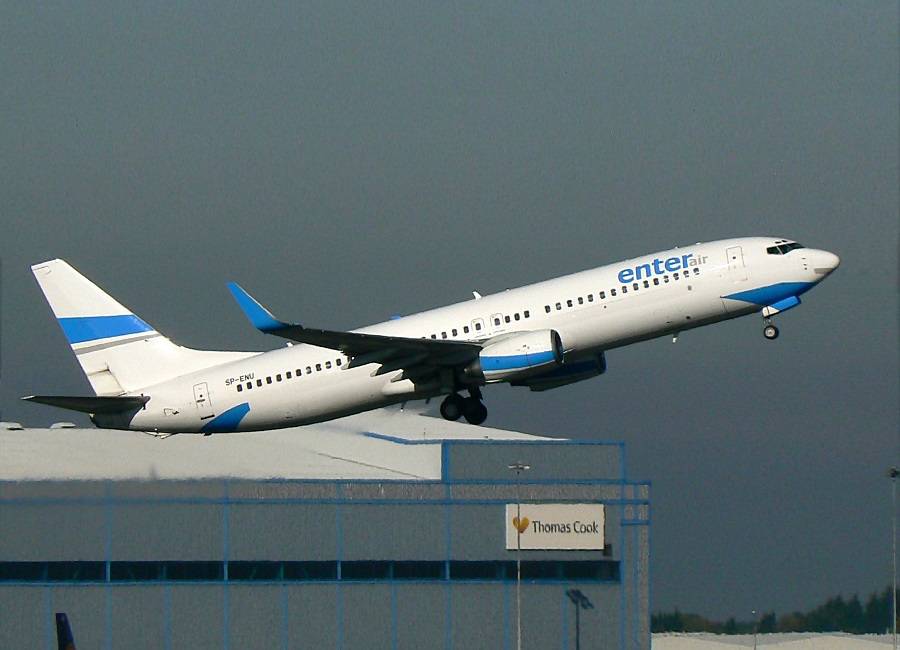 INCIDENT: Enter Air 737 Engine Loss, Late Landing?