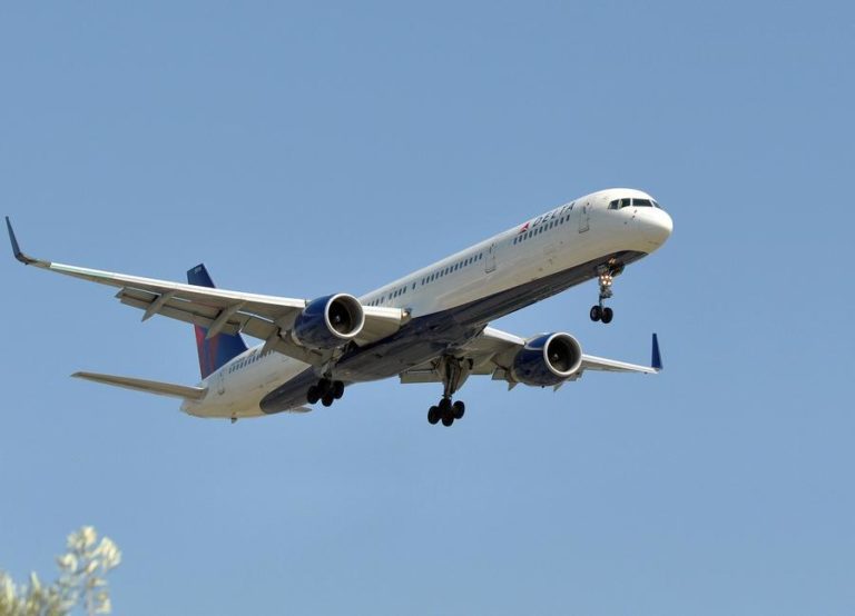 Delta 757 Blows Tire, Then Can’t Lower Gear!