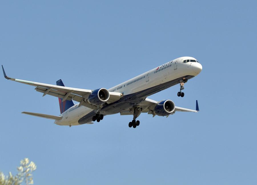 Delta 757 Blows Tire, Then Can’t Lower Gear!
