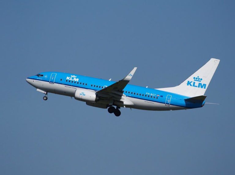INCIDENT: KLM 737 Cargo Door Opens In Flight!