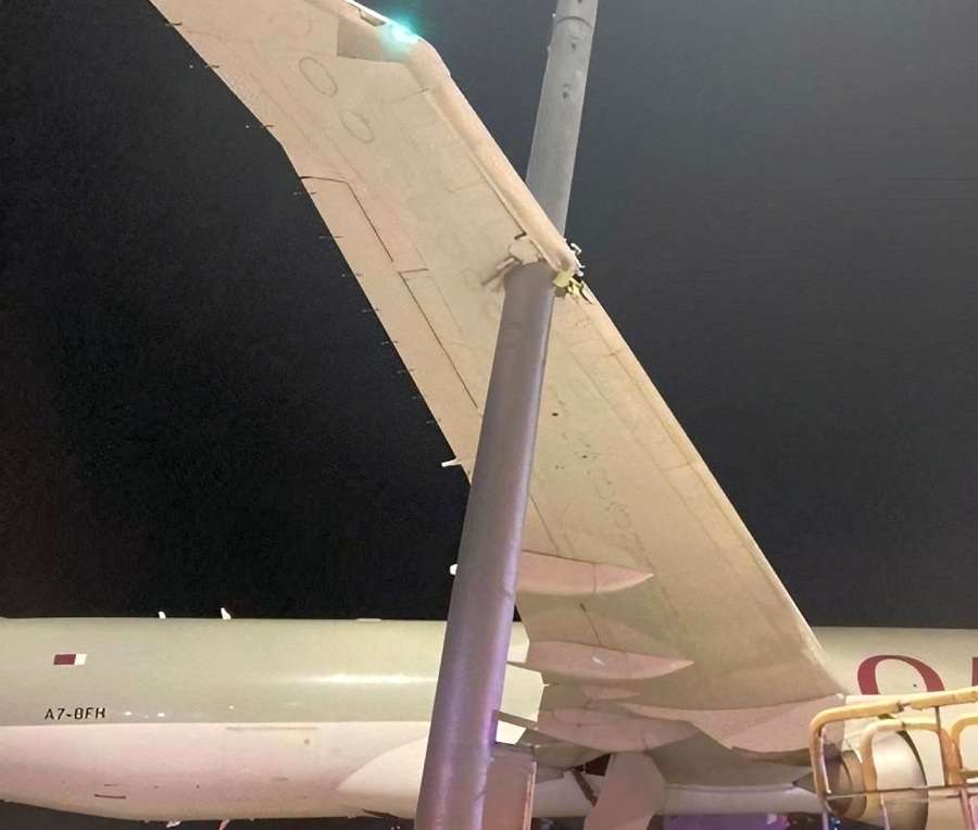 INCIDENT: Qatar 777 Freighter Hits Pole In Chicago!