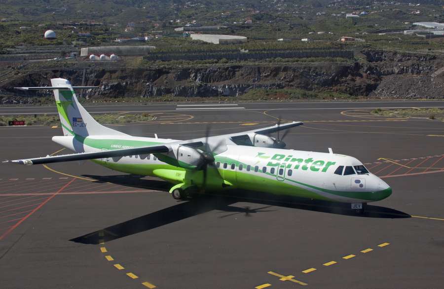 INCIDENT: Car Races Off Runway To Avoid Aircraft!