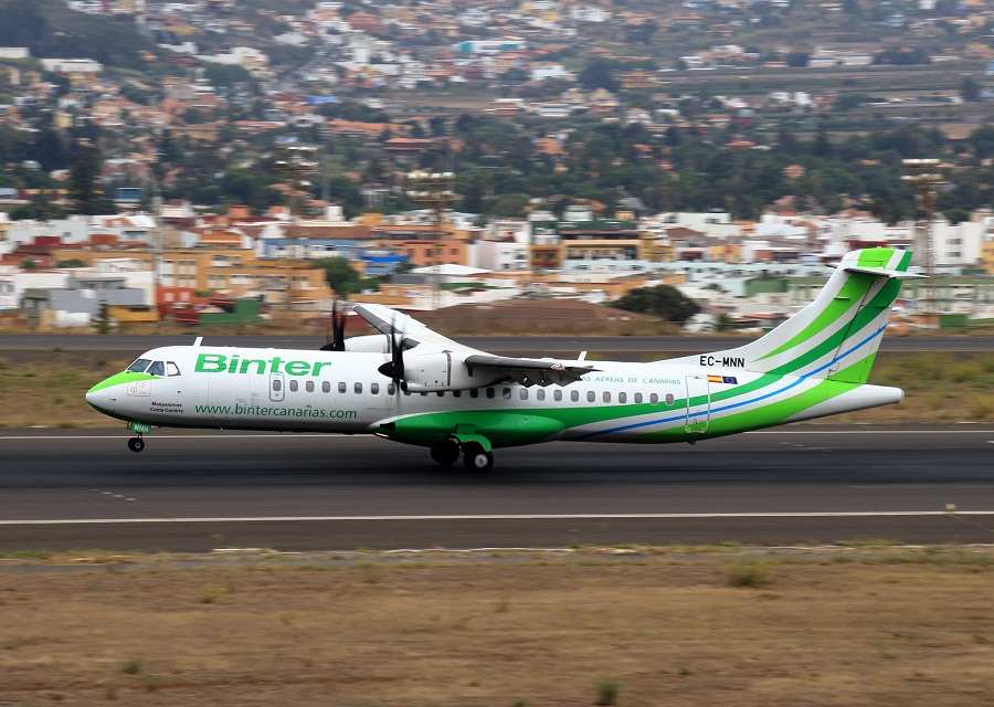 INCIDENT: Car Races Off Runway To Avoid Aircraft!