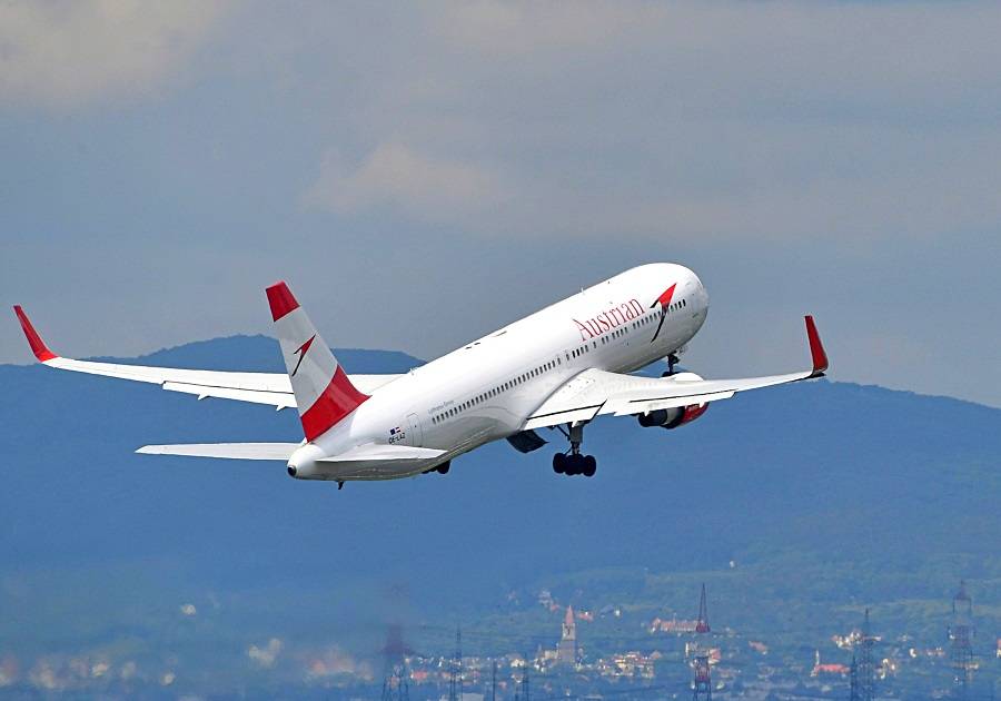 INCIDENT: Austrian Airlines Pilot Incapacitated