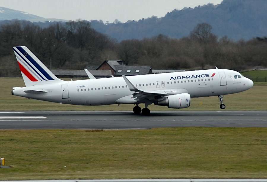 ACCIDENT: E-Cigarette Catches FIRE In Flight!