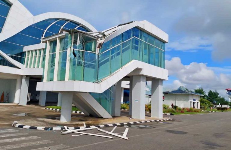INCIDENT: 737-900 Smashes Winglet Into Building