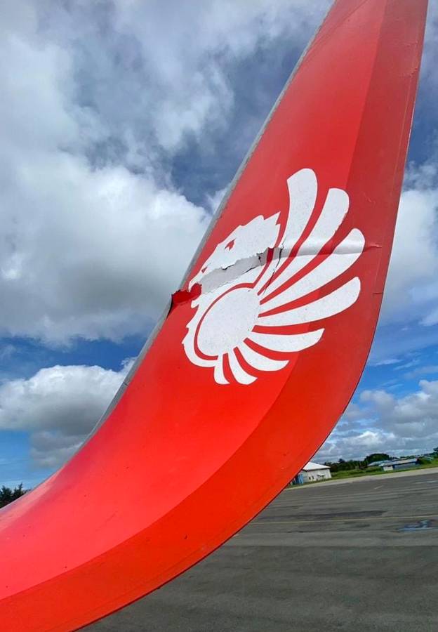 INCIDENT: 737-900 Smashes Winglet Into Building