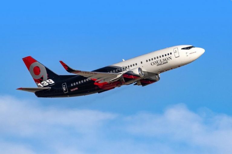 Fire Fighting 737 Crash in Australia, Crew is OK!